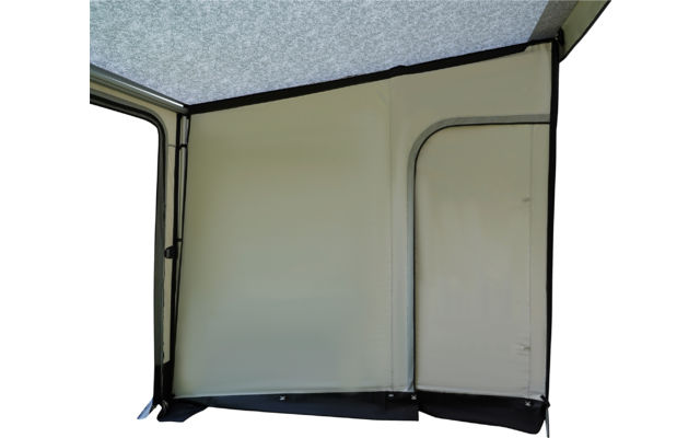 Beige Stoffwand mit Reißverschluss-Tür rechts, schwarzer Saum unten und hellgraue strukturierte Decke