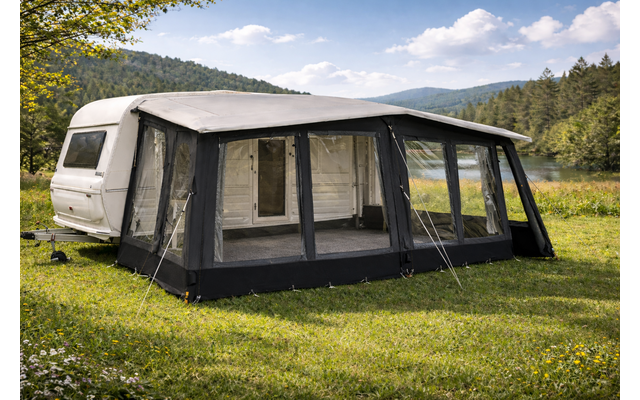 Großes rechteckiges Zelt mit beigem Dach, schwarzen unteren Wänden, Netzfenstern, Vorhängen und Abspannleinen