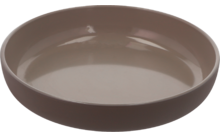 Een lege ronde bruine bord op een witte achtergrond