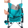 Chaise de camping pliable avec assise bleu clair et dossier gris, deux mains déplient la chaise