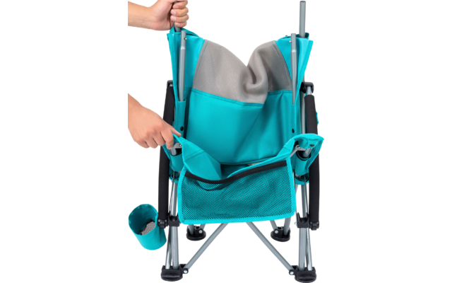 Chaise de camping pliable avec assise bleu clair et dossier gris, deux mains déplient la chaise