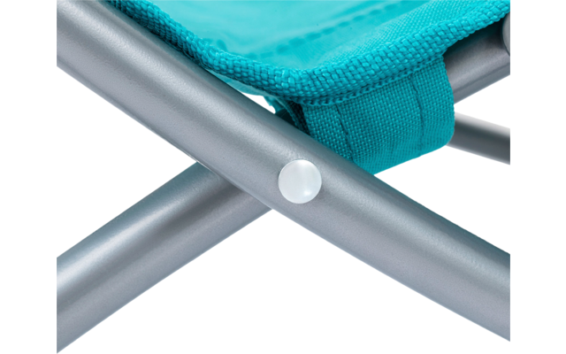 Gros plan d'une chaise bleue avec des pieds en métal gris