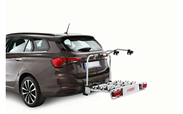 Bruine stationwagen van achteren, leeg fietsenrek gemonteerd op de trekhaak, witte achtergrond