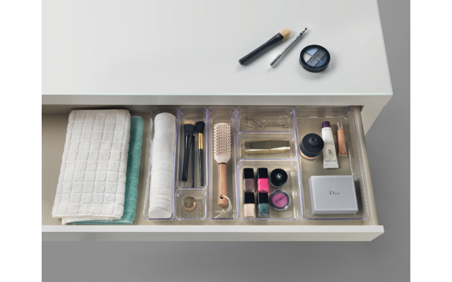 Offene Schublade mit Kosmetikartikeln, Wattestäbchen, Nagellack und Handtuch