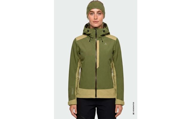 Persona di fronte che indossa una giacca con cappuccio bicolore verde e pantaloni neri su sfondo chiaro