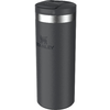 Dunkelgrauer, zylindrischer Becher mit Metallband unter dem schwarzen Deckel und sichtbarem 'Stanley'-Logo
