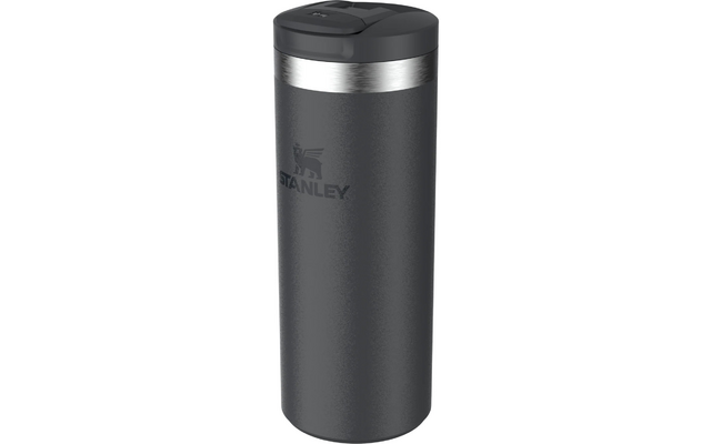 Dunkelgrauer, zylindrischer Becher mit Metallband unter dem schwarzen Deckel und sichtbarem 'Stanley'-Logo