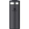 Dunkelgrauer, zylindrischer Becher mit schwarzem Deckel, silbernem Metallring oben und STANLEY-Logo vorne