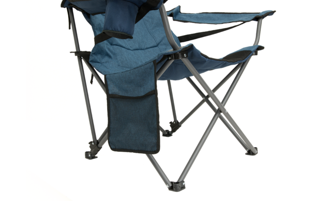 Zusammenklappbarer blauer Campingstuhl mit Metallgestell auf weißem Hintergrund