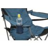 Blauer Klappstuhl mit einer durchsichtigen Wasserflasche im Getränkehalter