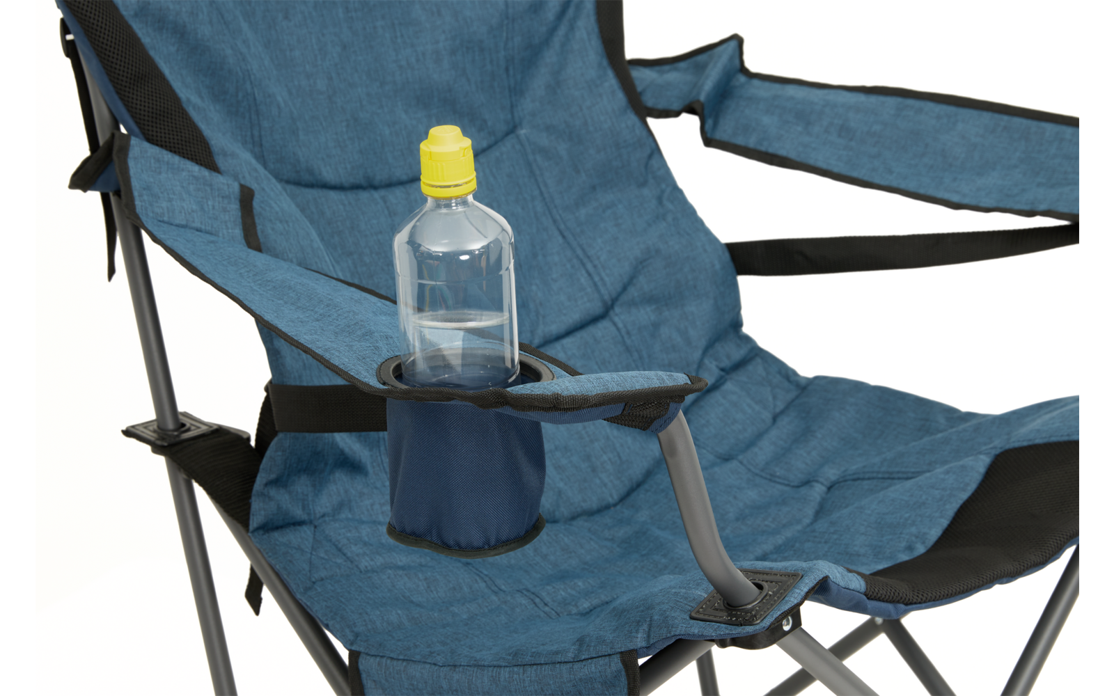 Blauer Klappstuhl mit einer durchsichtigen Wasserflasche im Getränkehalter