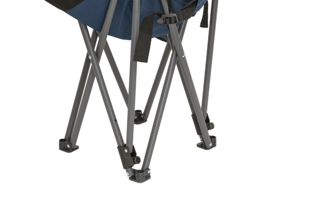 Unterer Bereich einer klappbaren Stuhlkonstruktion: gekreuzte graue Metallbeine, schwarze Kunststofffüße und blauer Stoffsitz