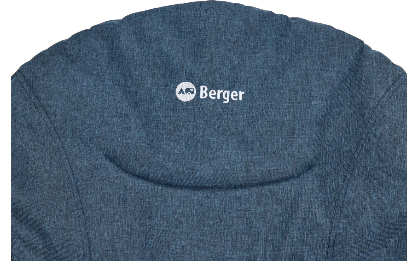 Obere Rückenlehne eines blauen Stoffstuhls mit weißem rundem Logo und dem Schriftzug "Berger"