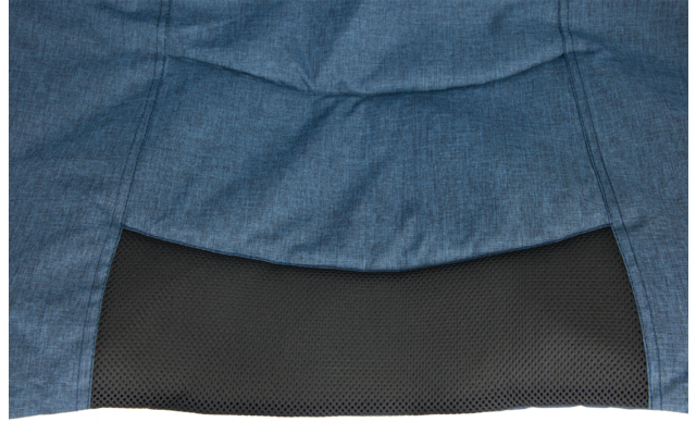 Blauer Stoff mit sichtbaren Nähten über einem schwarzen, fein strukturierten Paneel