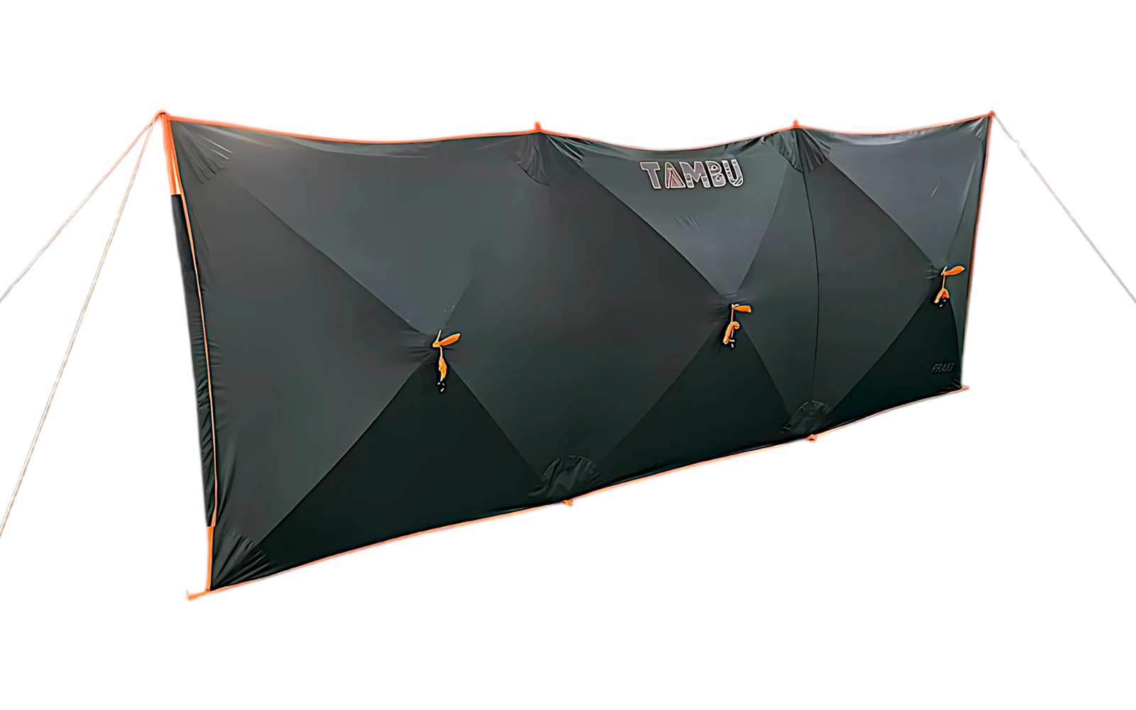 Schwarzes, rechteckiges Textilpaneel mit drei dreieckigen Segmenten, orangefarbene Kanten und Abspannleinen, weißes Logo oben rechts