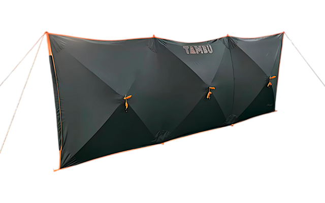 Schwarzes, rechteckiges Textilpaneel mit drei dreieckigen Segmenten, orangefarbene Kanten und Abspannleinen, weißes Logo oben rechts