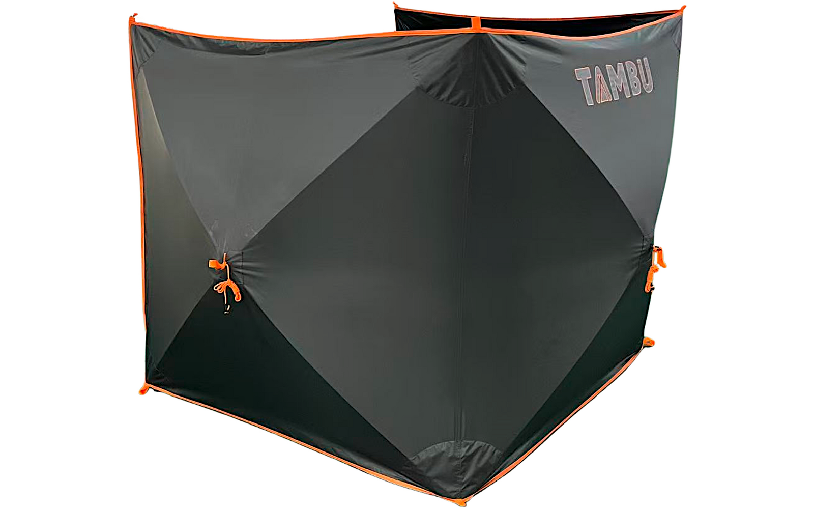 Dreiteilige freistehende graue Stoffwand mit orangefarbener Einfassung, Bindebändern und dem Schriftzug "TAMBU" auf einem Paneel