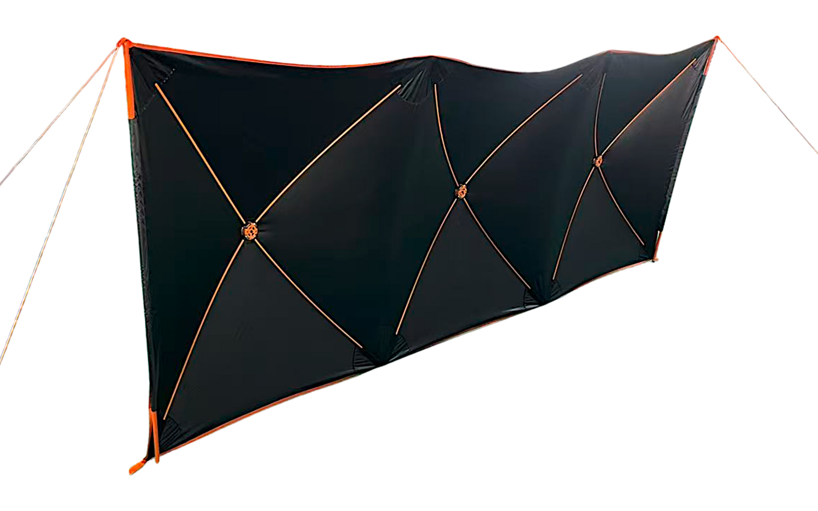 Schwarzes, längliches Tuch mit orangefarbener Einfassung, in drei Segmente unterteilt, überkreuzte orange Stangen an den Segmenten, Abspannleinen an beiden Enden