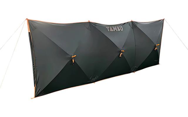 Schwarzes, rechteckiges Textilpaneel mit drei dreieckigen Segmenten, orangefarbene Kanten und Abspannleinen, weißes Logo oben rechts