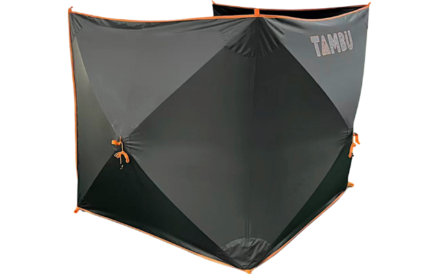 Dreiteilige freistehende graue Stoffwand mit orangefarbener Einfassung, Bindebändern und dem Schriftzug "TAMBU" auf einem Paneel