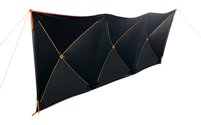 Schwarzes, längliches Tuch mit orangefarbener Einfassung, in drei Segmente unterteilt, überkreuzte orange Stangen an den Segmenten, Abspannleinen an beiden Enden