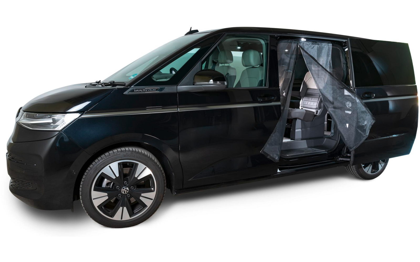 Schwarzer Kleinbus mit offener Schiebetür, zwei Sitzen und einer Person im Innenraum