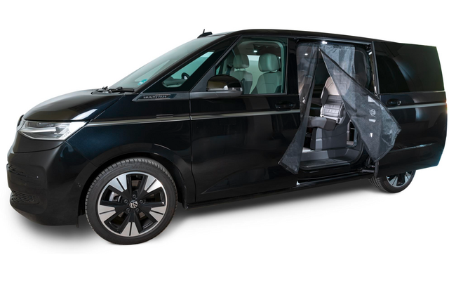 Schwarzer Kleinbus mit offener Schiebetür, zwei Sitzen und einer Person im Innenraum