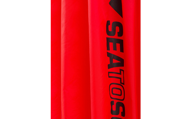 Roter Stoff mit schwarzem SEATOSUMMIT-Logo