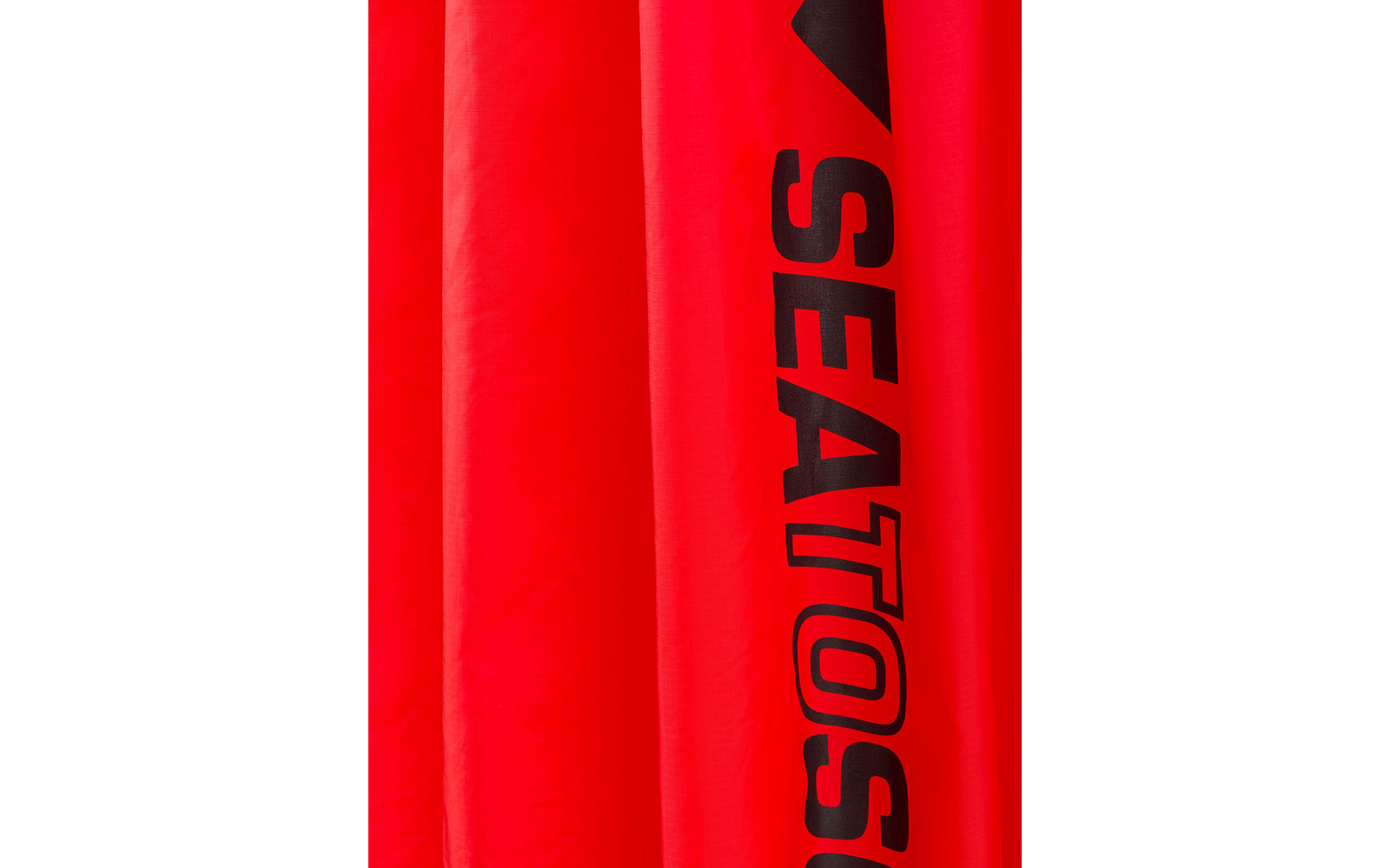 Roter Stoff mit schwarzem SEATOSUMMIT-Logo