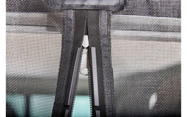 Nahaufnahme eines Reißverschlusses an einem grauen Stoff