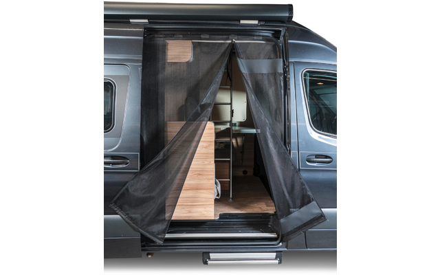 Geöffnete Tür eines Wohnmobils mit halbtransparentem Moskitonetz