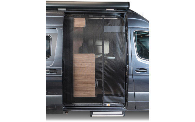 Offenes Fahrzeug mit sichtbarer Tür und einem Holzschrank im Inneren