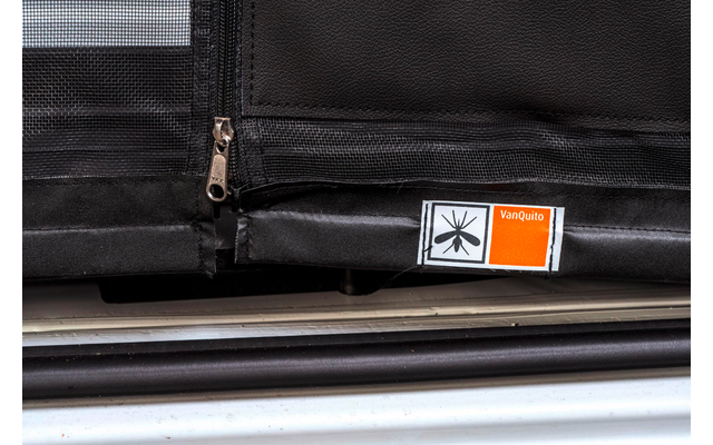 Schwarze Tasche mit Reißverschluss und einem kleinen weißen Etikett mit orangefarbener Ecke