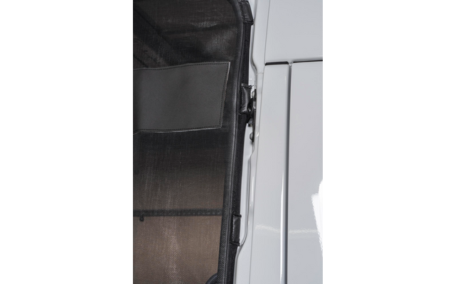 Detailaufnahme einer offenen weißen Tür mit schwarzem Schutznetz