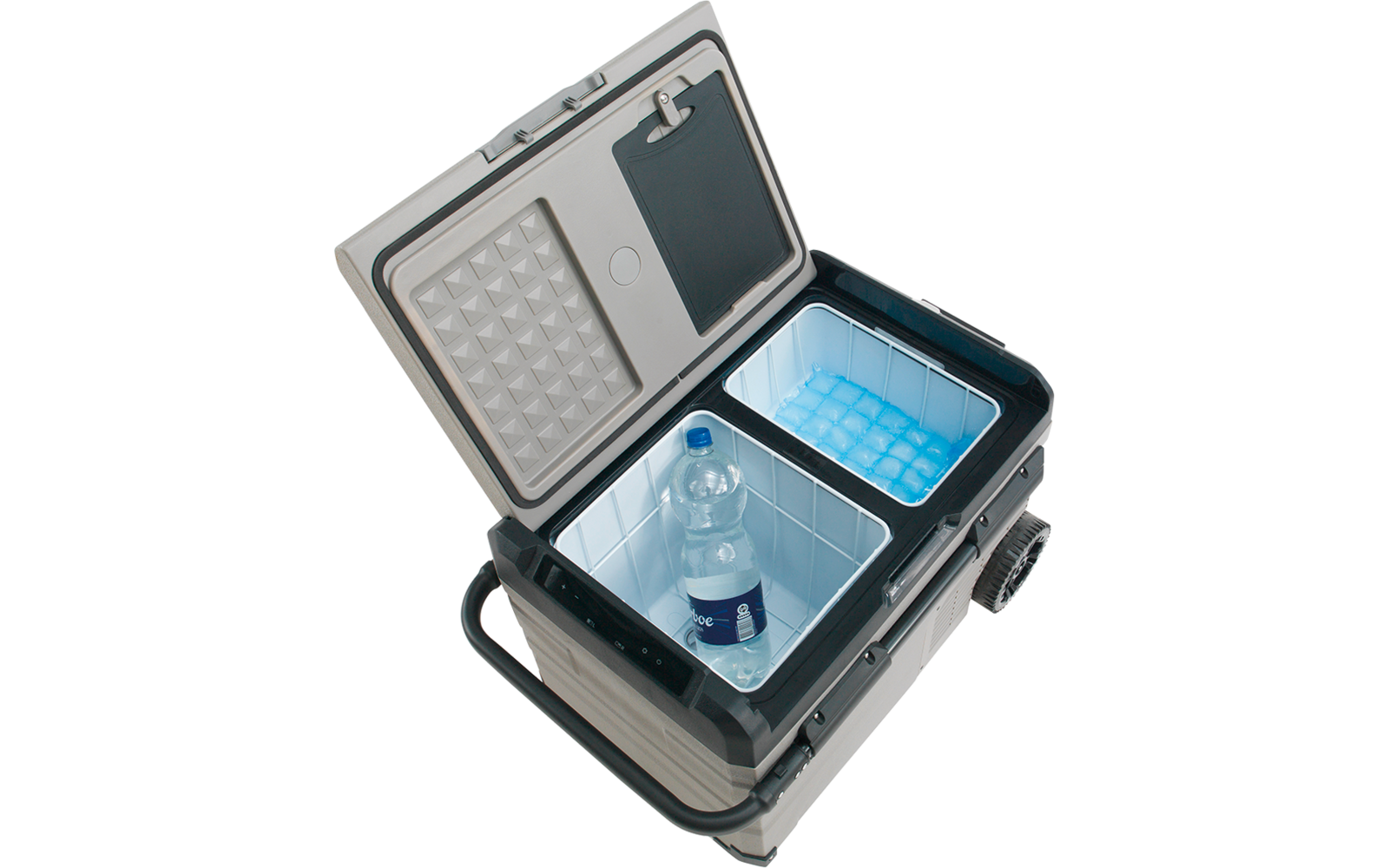 Offene graue Kühlbox mit zwei Fächern; in einem steht eine Plastik-Wasserflasche, im anderen liegt ein blauer Kühlakku. Räder und Tragegriff sichtbar