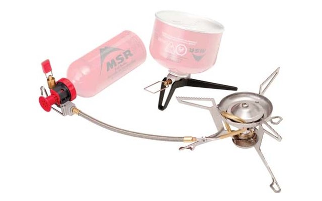 Gaskocher mit Brenner, klappbaren Metallfüßen, Verbindungsschlauch und zwei roten Gaskartuschen mit Aufdruck "MSR"