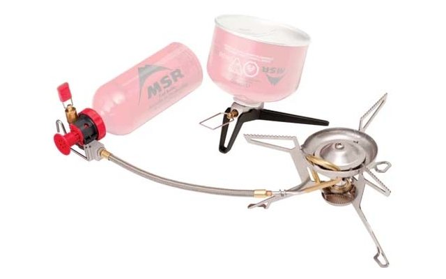 Gaskocher mit Brenner, klappbaren Metallfüßen, Verbindungsschlauch und zwei roten Gaskartuschen mit Aufdruck "MSR"