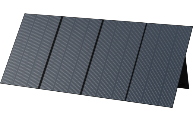 Schwarze Solarpanels nebeneinander aufgestellt