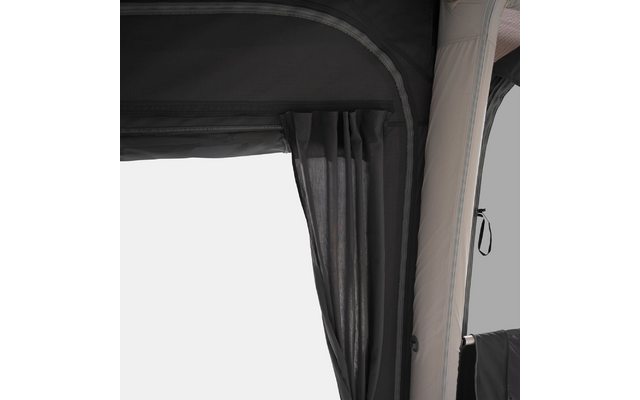 Dunkler halbtransparenter Vorhang, dunkler Stoff oben und beiges aufblasbares Rohr rechts