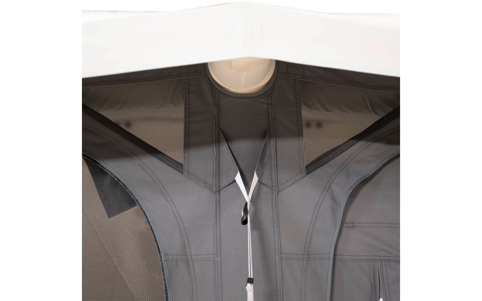 Graues, gepolstertes Innenfutter mit V-förmigen Gurten, mittig ein weißes Kordelband mit schwarzem Stopper, seitliche Mesh-Einsätze und oben eine runde helle Öffnung unter einer weißen Kante