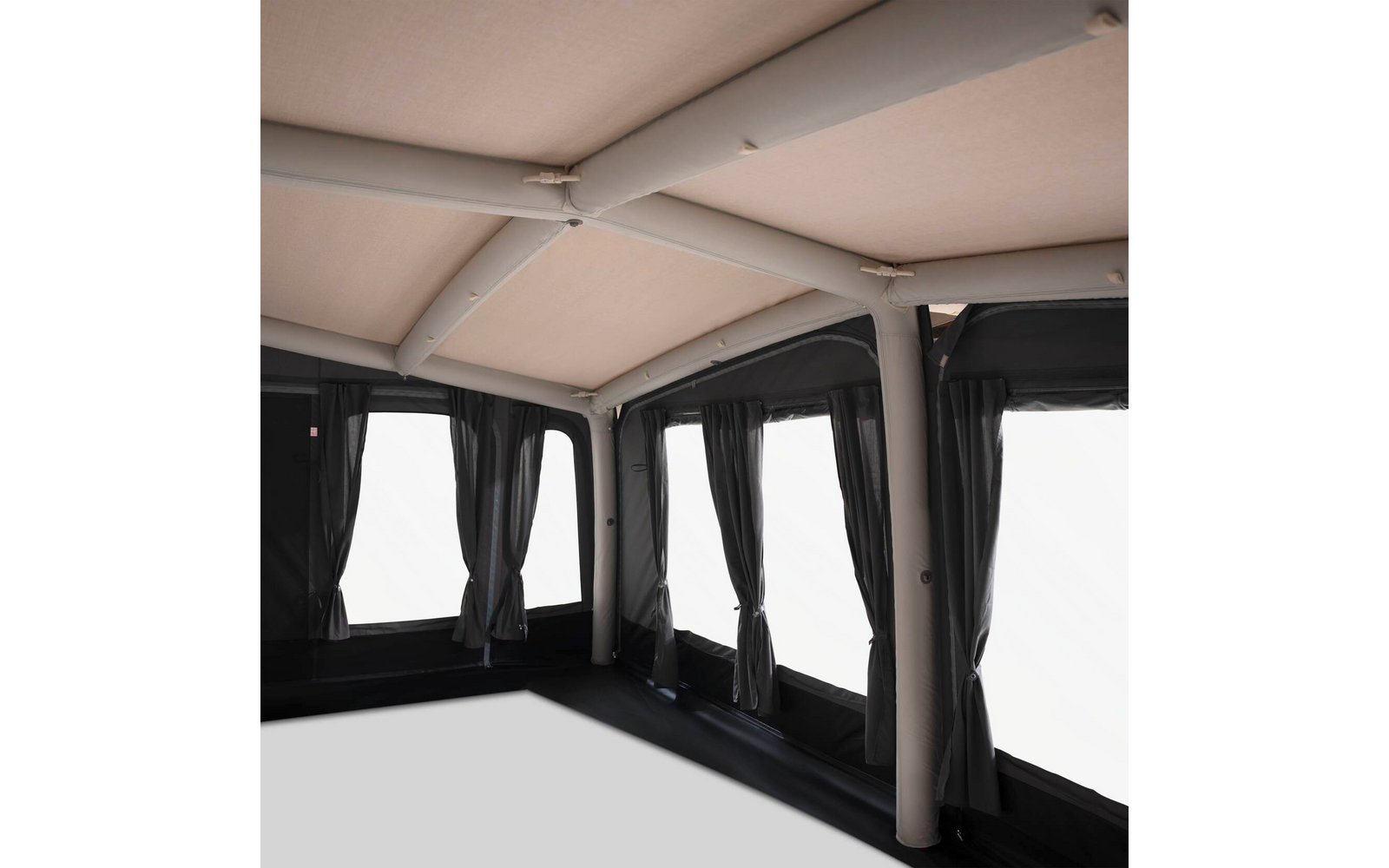 Innenraum eines Zelts mit hellem Stoffdach, sichtbaren Rohrstützen, drei großen Fenstern mit dunklen Vorhängen und dunklem Boden