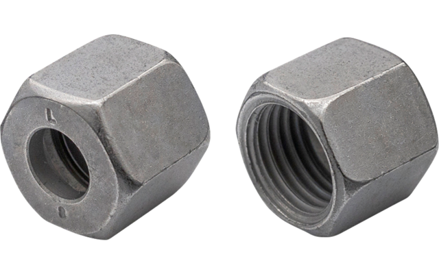 Zwei sechskantige Metallmuttern, eine von außen sichtbar, die andere mit sichtbarem Innengewinde