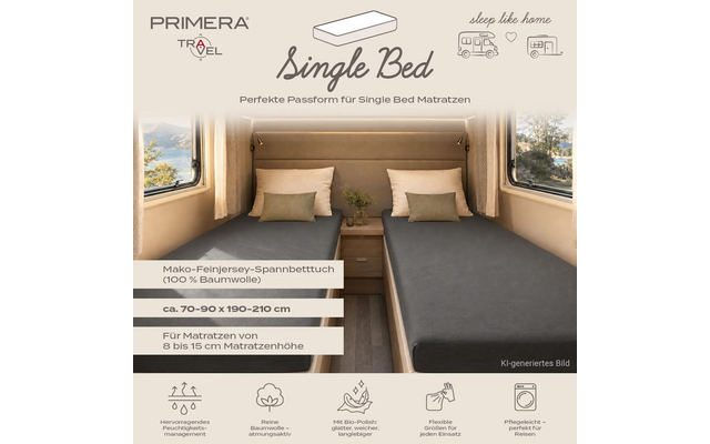 Twee eenpersoonsbedden met kussens en sierkussens, ertussen een nachtkastje met een plant; links en rechts ramen met uitzicht naar buiten. Bovenaan het logo 'PRIMERA TRAVEL' en de tekst 'Single Bed', informatievakken en pictogrammen. Kleine tekst 'KI-generiertes Bild'
