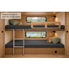 Interieur met twee stapelbedden van licht hout, grijze matrassen, groene kussens en knuffels, metalen ladder, twee rechthoekige ramen met uitzicht op een meer en bomen, wandlampen; linksboven sticker: 'Perfekte Passform auch für Kinderbetten'