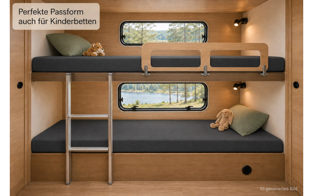 Interieur met twee stapelbedden van licht hout, grijze matrassen, groene kussens en knuffels, metalen ladder, twee rechthoekige ramen met uitzicht op een meer en bomen, wandlampen; linksboven sticker: 'Perfekte Passform auch für Kinderbetten'