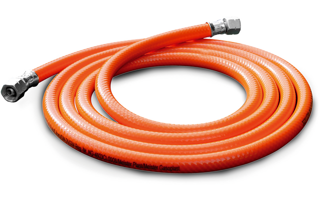Orangefarbener, aufgerollter Schlauch mit Metallanschlüssen an beiden Enden auf weißem Hintergrund