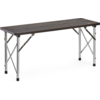 Tafel met donker tweedelig houten blad, zilverkleurige metalen poten met gekruiste stutten en zwarte rubberen voeten