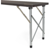 Hoek van een tafel met donker houten blad, zilveren metalen poten, diagonale stutten en zwarte rubberen voetjes