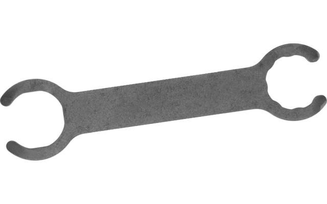 Metallischer Schraubenschlüssel mit offenem Maul auf weißem Hintergrund