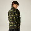 Person von hinten mit kurzem dunklem Haar, trägt grünes Camouflage-Langarmoberteil und dunkle Hose vor hellem Hintergrund
